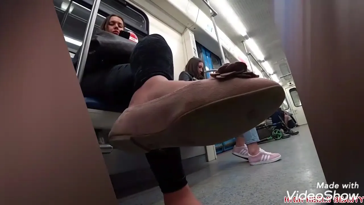 Voyeur secretly films girls feet and heels in public transport -  FootPorno.com